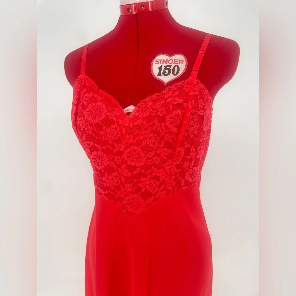 50s/60s Vibrant Red Lovely Nylon Full Slip With Lacey Bust & Lace Trimmed Hem - Picture 9 of 14